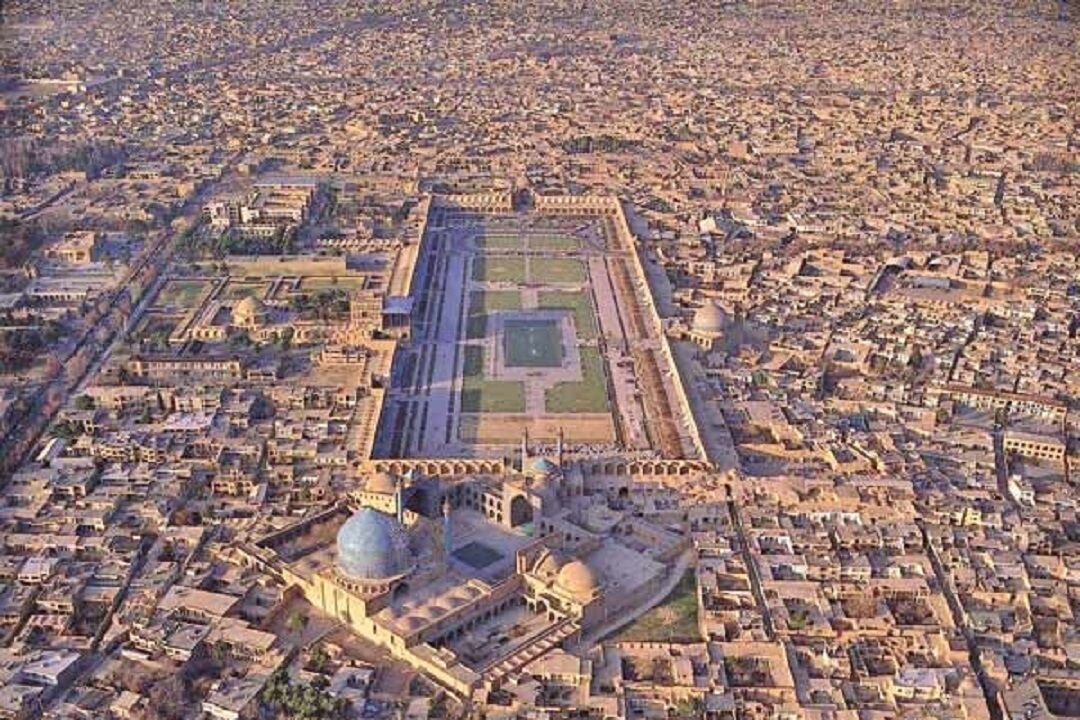 تخلف از قوانین حریم بلافصل میدان نقش جهان، معارض قوانین یونسکوست